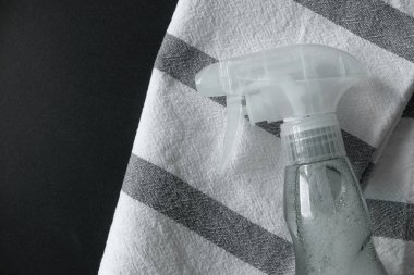 Mutfak havlusu üzerine sprey ile sıvı temizleyici