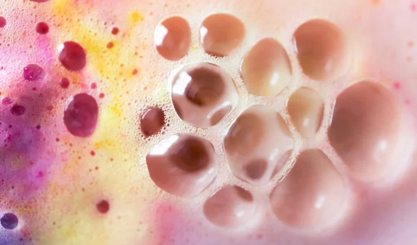 Macro bulle de mousse de bain bombe fond coloré — Photo