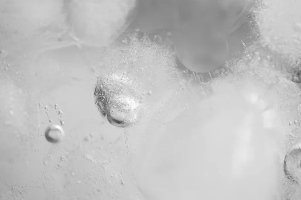 Bevroren water, close-up ijstextuur met bubbels — Stockfoto