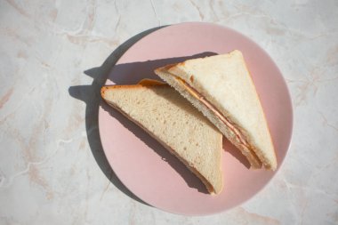 Soluk pembe p jambon, peynir ve domates ile sandviç üst görünümü