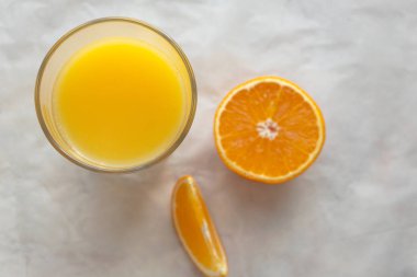 Bir bardak taze sıkılmış portakal suyu ve bulanıklık portakal kesilmiş