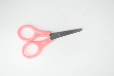 Beyaz arka plan üzerinde küçük paslanmaz çelik makas, izole obj