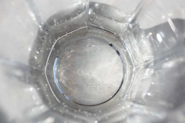 Top uitzicht close-up van zuiver mineraalwater in glas — Stockfoto