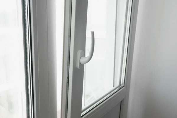 Otwarte plastikowe PCV białe drzwi, aby uzyskać trochę powietrza, zbliżenie widok — Zdjęcie stockowe