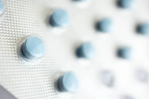 Macro kleine blauwe pil in folie blister. Close-up geneeskunde Tablet — Stockfoto