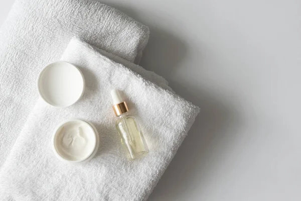 Olie Serum Essentie Druppelaar Vochtinbrengende Crème Handdoeken Witte Achtergrond Met — Stockfoto