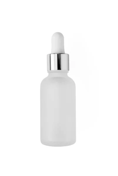 Beyaz arka planda izole edilmiş gümüş metalik bardaklı buzlu cam şişe, üst manzara. Mokup kozmetik ürünü