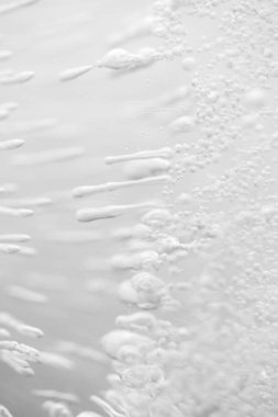 Su arka planında soğuk oksijen kabarcıkları. Soğuk yaz soyut çözünmüş makro duvar kağıdı, dikey