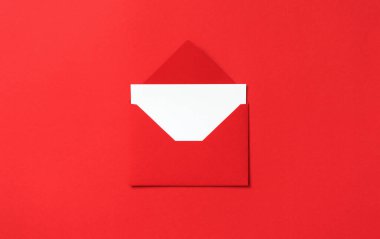 Kırmızı zarfta boş kartpostal, boş mektup ya da kırmızı arka planda şablon tebrik kartı, üst görünüm. Noel, doğum günü, Sevgililer Günü, Çin Yeni Yılı için tebriklerimi sunarım.