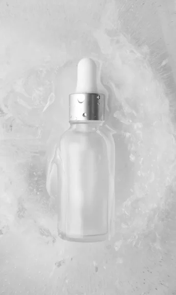 Suero Botella Vidrio Con Gotas Agua Fondo Hielo Vertical Concepto — Foto de Stock