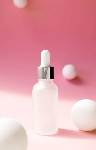 Serum Met Pipet Glazen Fles Roze Achtergrond Met Abstracte Witte — Stockfoto