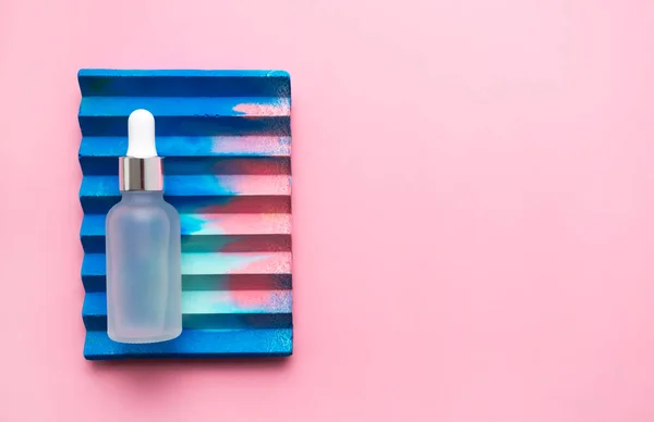Serum Met Pipet Glazen Fles Blauw Met Roze Abstracte Beton — Stockfoto