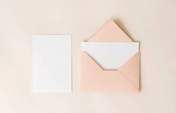 Mockup Blanco Brief Roze Envelop Wit Papier Beige Achtergrond Bovenaanzicht — Stockfoto