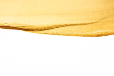 Beyaz arkaplanda seçici odaklı yakın plan altın çerçeve veya kenar