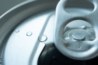 Su damlalı ve seçici odaklı bir soda kutusu. Yaz içeceği ikramını kabul et.
