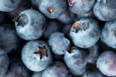 Makro olgun yaban mersini, seçici odak dokusu, üst görünüm. Minimalist yemek geçmişi. Lezzetli taze meyve deseni