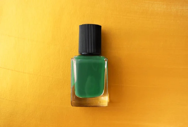 Groene Nagellak Glazen Fles Mockup Glanzende Gouden Achtergrond Met Kopieerruimte — Stockfoto