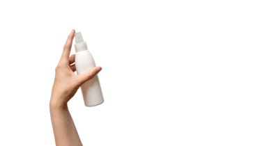 El ele tutuşan kadın saç özü beyaz arka planda izole edilmiş, fotokopi alanı var, yatay. Kuaför ürünü plastik şişe maketi