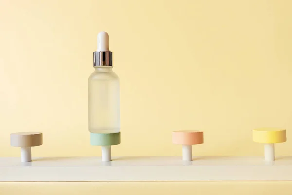 Serum Matglazen Fles Voor Huidverzorging Podium Gele Achtergrond Vooraanzicht Schoonheid — Stockfoto