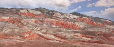 Khizi 'de farklı renkte güzel dağlar var. Khizi bölgesi. Azerbaycan.