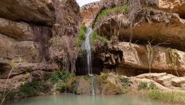 Dağlarda gölü olan küçük bir şelale. Shemakha. Azerbaycan.
