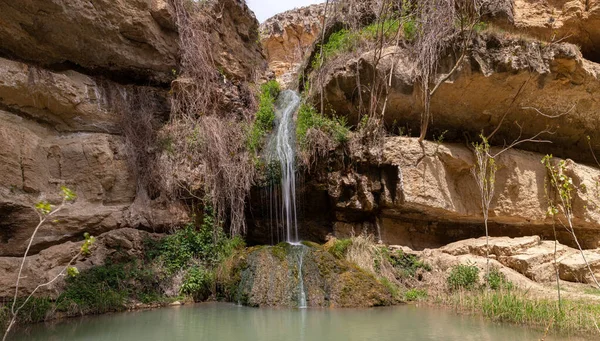Dağlarda gölü olan küçük bir şelale. Shemakha. Azerbaycan.
