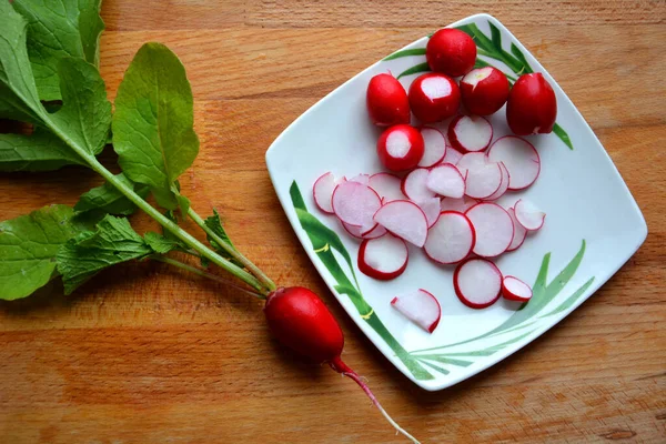 Radish Slices Plate Freshly Picked Radishes Lie Cutting Board Bunch — Stock Photo, Image