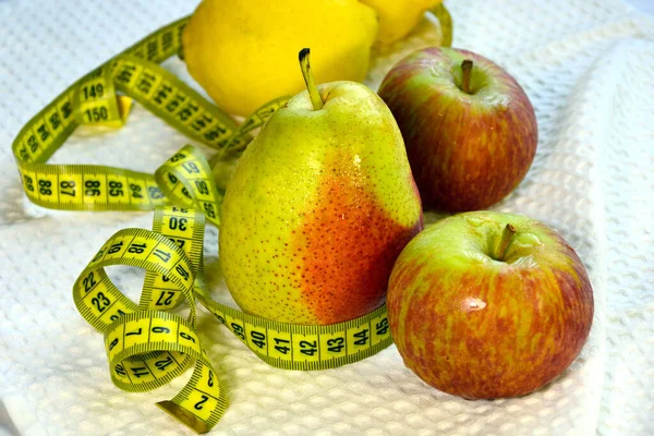 Frutas Sanas Peras Manzanas Limones Primer Plano Cinta Centímetro Dieta —  Fotos de Stock