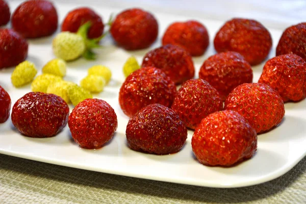 Las Fresas Están Plato Bayas Rojas Amarillas Cerca —  Fotos de Stock