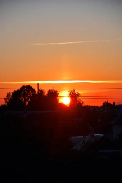 Orangefarbener Sonnenuntergang Über Den Hausdächern Vertikales Foto — Stockfoto