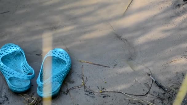 河岸的海滩鞋 从河里到沙滩的潮水 — 图库视频影像