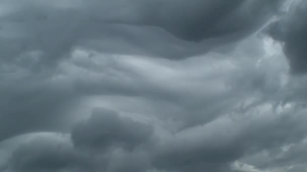 Bellissimo Cielo Tempestoso Nuvole Scure Nel Cielo Prima Della Tempesta — Video Stock