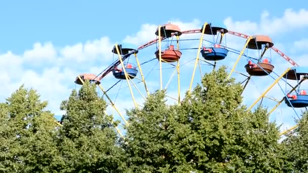 Ferris wheel close-up no Parque da cidade, de manhã e à noite. Reflexão na água, passeios de diversão. Descanse para adultos e crianças na cidade ao ar livre . — Vídeo de Stock