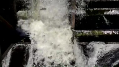 Baraj zemininde kaynar su akışı. Baraj kırsal bir yerde. Baraj nehri.