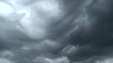 Gökyüzünde gök gürültülü bulutlar. Fırtınadan önce kara bulutlar