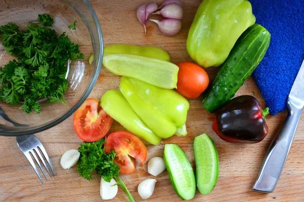 Vegetables Close Cutting Board Ripe Tomatoes Cucumbers Bell Peppers Parsley — Stock Photo, Image