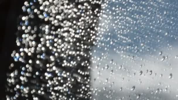 Dešťové kapky na okenní tabuli. Venku prší. Deštivý, větrný den. — Stock video