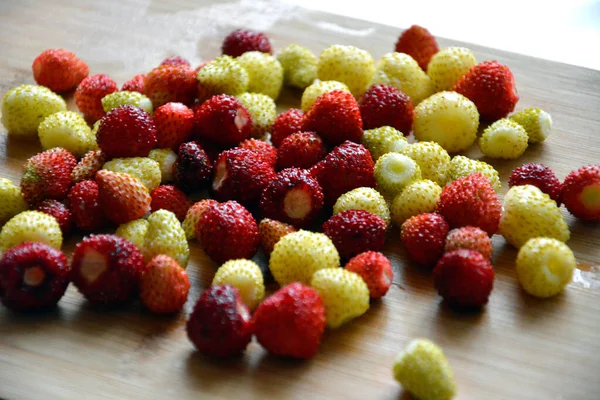 Ripe Juicy Strawberries Lie Wooden Surface Red White Berries — Stock Photo, Image