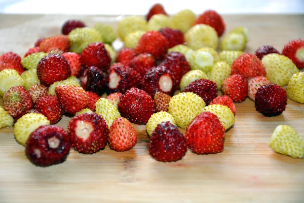 Las Fresas Rojas Blancas Encuentran Una Tabla Madera Las Bayas —  Fotos de Stock