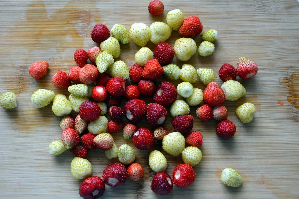 Las Fresas Rojas Blancas Encuentran Una Tabla Madera Las Bayas —  Fotos de Stock