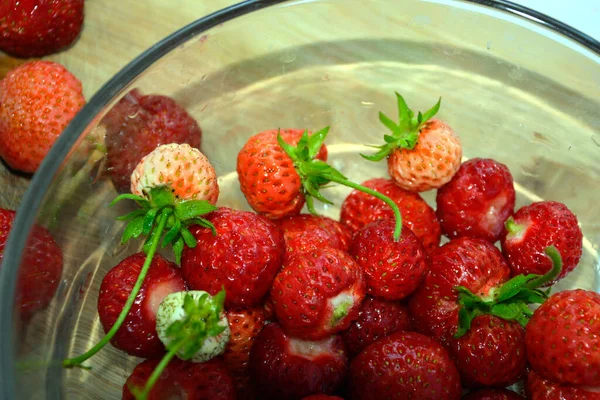 Strawberry Berries Close Glass Bowl Red White Ripe Berries Gathered — Stock Photo, Image