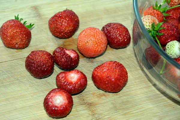 Strawberry Berries Close Wooden Board Glass Bowl Red White Ripe — Stock Photo, Image