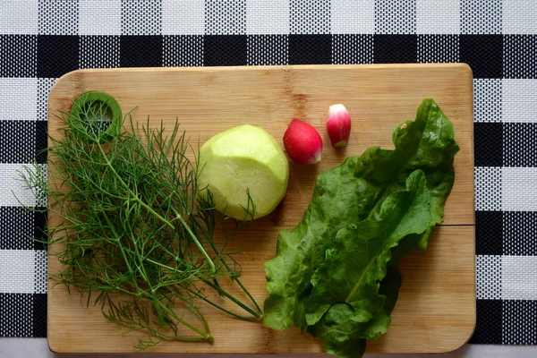Sayuran Ada Papan Potong Bahan Untuk Salad Vitamin Pada Latar — Stok Foto
