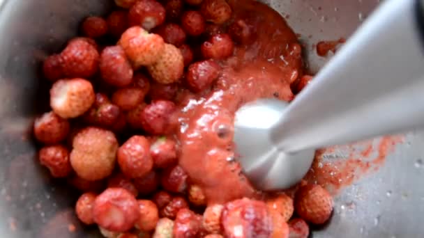 Mélanger les fraises dans le bol d'un mélangeur. Le processus de fabrication de smoothies, vue de dessus. Les baies sont broyées à l'aide d'un mélangeur. Les fraises sont cultivées pour la préparation de la boisson. Ingrédients pour c — Video