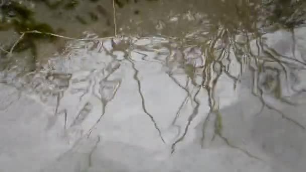 Agua en el embalse. Banco de arena del río. Reflexión sobre la superficie del agua. — Vídeo de stock