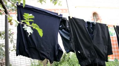 Çamaşırlar iple kurutulur. Güneşin altında açık havada iplere asılı ıslak çamaşırlar. Yıkanmış giysiler, evin yakınındaki sokakta kurutulmak üzere asılır..