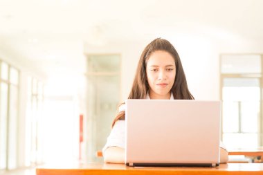 (seçici odak ile dizüstü bilgisayar kullanan güzel Hint kolej kız)