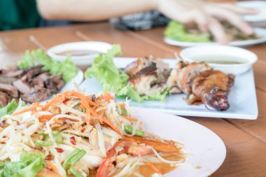 Yeşil Papaya salatası, somtom Tay dilinde seçici odak ile ara