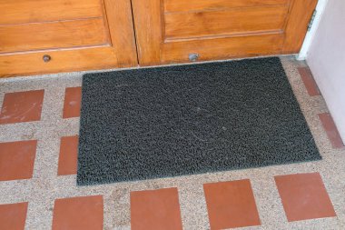 Kapalı kapının önünde siyah mat ile