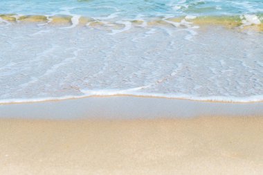 Deniz kıyısında Tayland yaz gün boyunca dalga ve beyaz kum ile HDR görüntüsünü (seçici odak ve beyaz dengesi / renk tonu üst karakter )